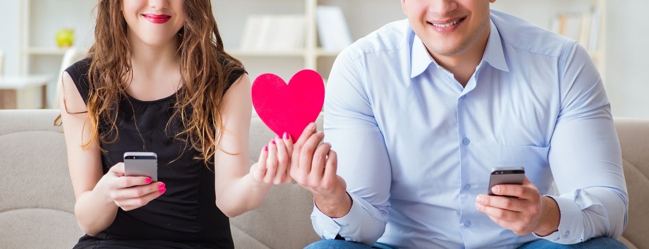 Should I Date Online? 8 Factors to Think About